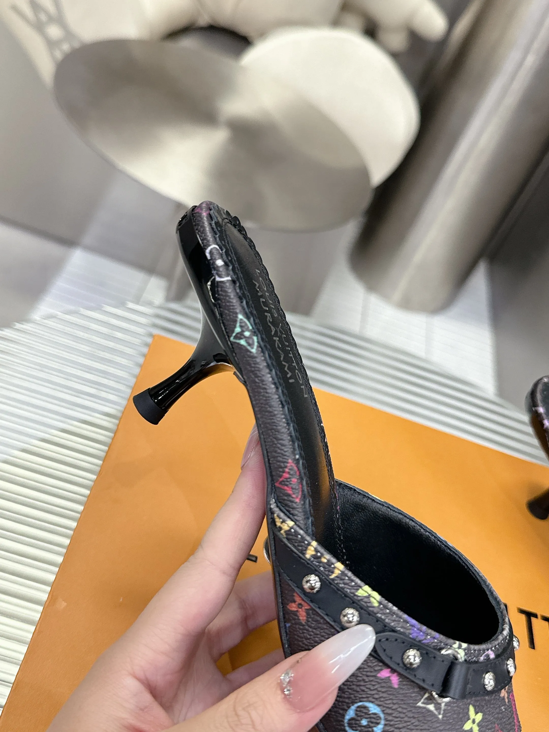 👟👟Ex-factory price 480👟👟 Cat heels 5.5Cmm [Genuine leather outsole] 𝐋𝐨𝐮𝐢𝐬 𝐕𝐮𝐢𝐭𝐭𝐨𝐧 24S spring and summer new denim denim cat heels series Lv presbyopia becomes more and more attractive the more you look at it Adding denim adds a bit more playfulness. It looks great when paired with shorts, short skirts and wide-leg trousers in summer. Kitten heels also have a certain height. A must-have for sisters in summer. Sizes 35-42
